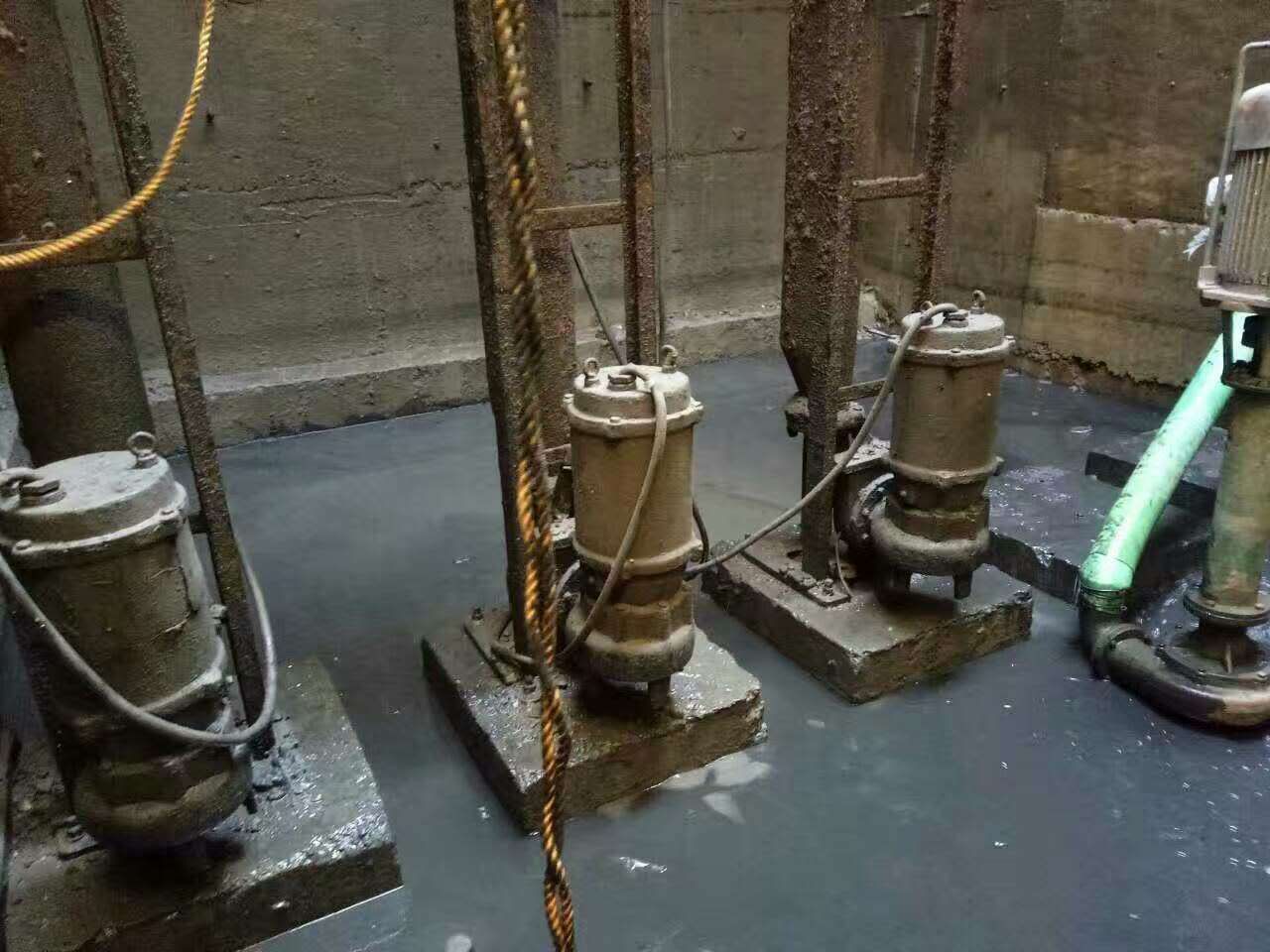 舟曲污水池清理