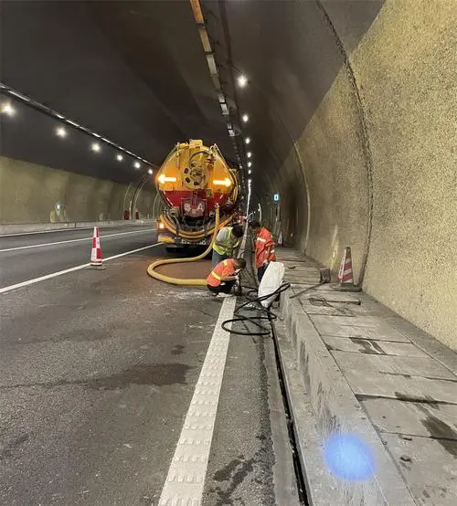 舟曲隧道排水渠清淤